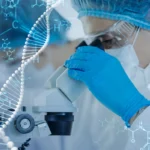 Mujer analizando prueba de paternidad